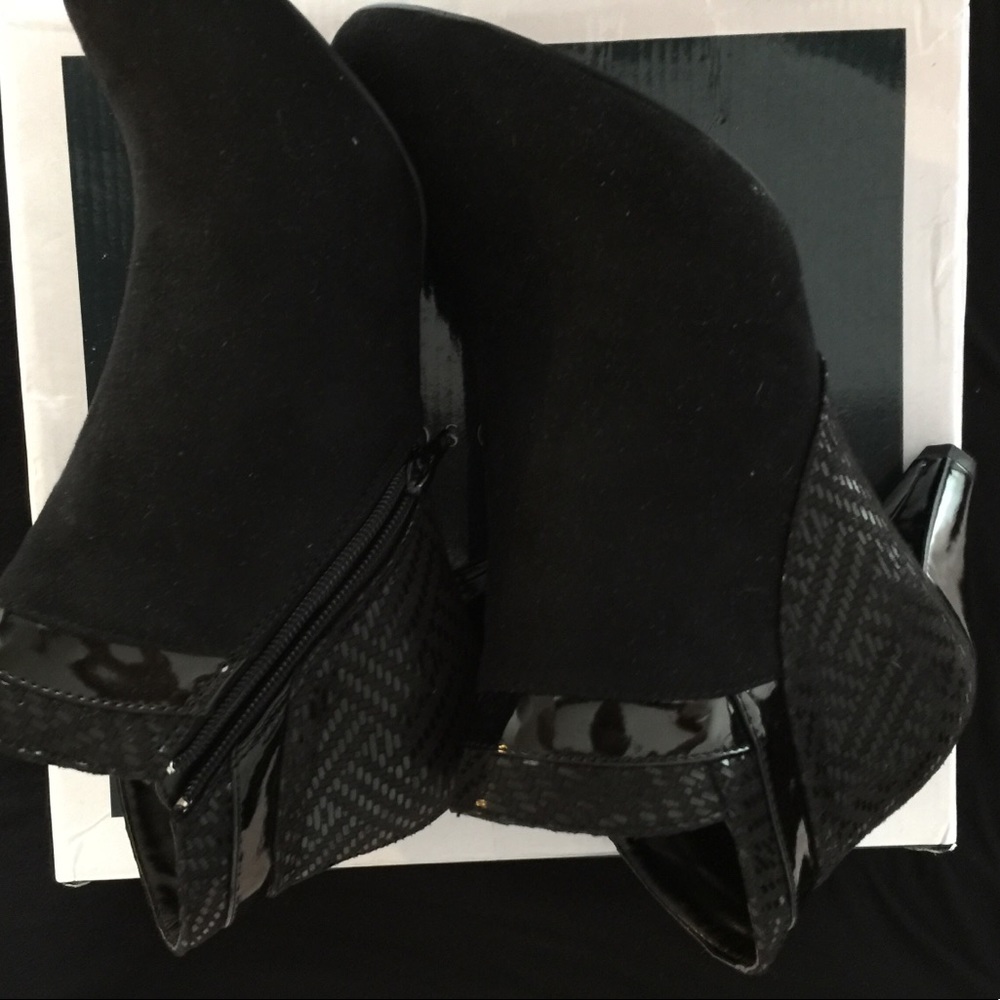 NIB Karen Scott Cahleb Ankle Booties Sz 9